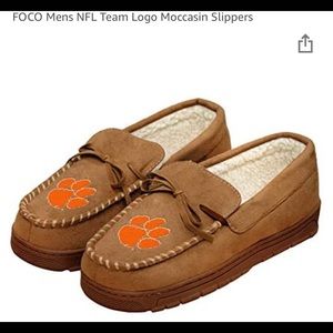 FOCO Mens NFL Team Logo Moccasin Slippers